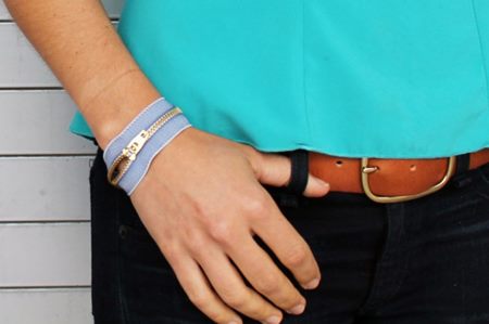 A karkötő a farmer számára elegánsnak tűnik a karon