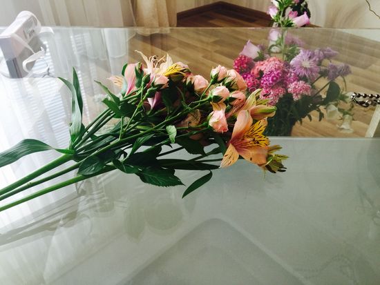 Kombináld az alstroemeria-t és egy kis rózsát egy csokorért