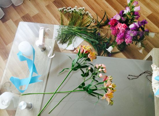 Alstroemeria és egy kis rózsa kombinációja egy csokorért