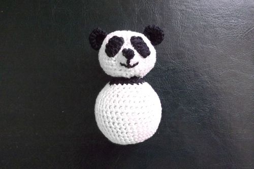 Kötött panda játék saját kezével