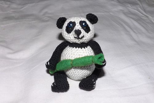 Kötött panda játék saját kezével