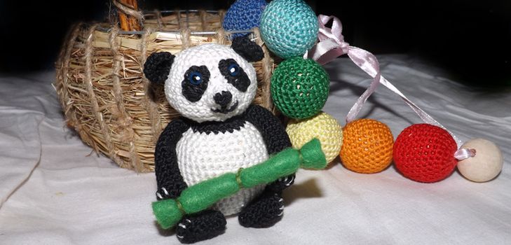 Kötött panda játék saját kezével