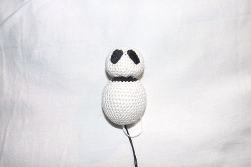Kötött panda játék saját kezével