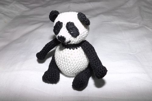 Kötött panda játék saját kezével