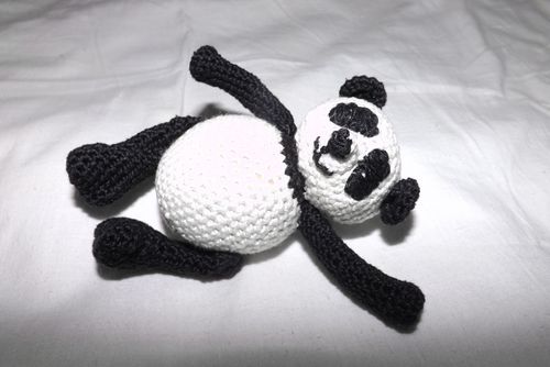 Kötött panda játék saját kezével
