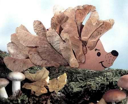 Master-osztály "Őszi mesterségek természetes anyagból. Alkalmazás "Hedgehog from leaves" »