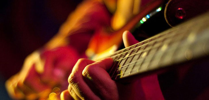 Hogyan tanulhatok dalokat játszani a gitáron?