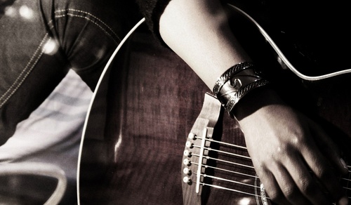 Hogyan tanulhatok dalokat játszani a gitáron?
