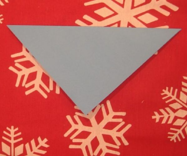 Gyönyörű hópelyhek a 2017-es újévre a saját kezükben papír - diagramok és fotók szakaszaiban. Mesterkurzusok a nagy hópelyhek gyermekeire az origami technikában