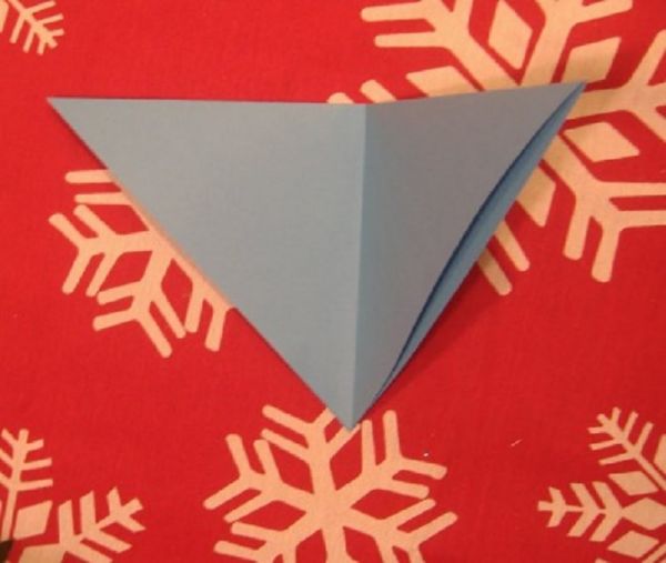 Gyönyörű hópelyhek a 2017-es újévre a saját kezükben papír - diagramok és fotók szakaszaiban. Mesterkurzusok a nagy hópelyhek gyermekeire az origami technikában