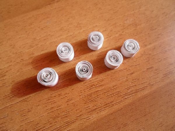 Gyönyörű hópelyhek a 2017-es újévre a saját kezükben papír - diagramok és fotók szakaszaiban. Mesterkurzusok a nagy hópelyhek gyermekeire az origami technikában