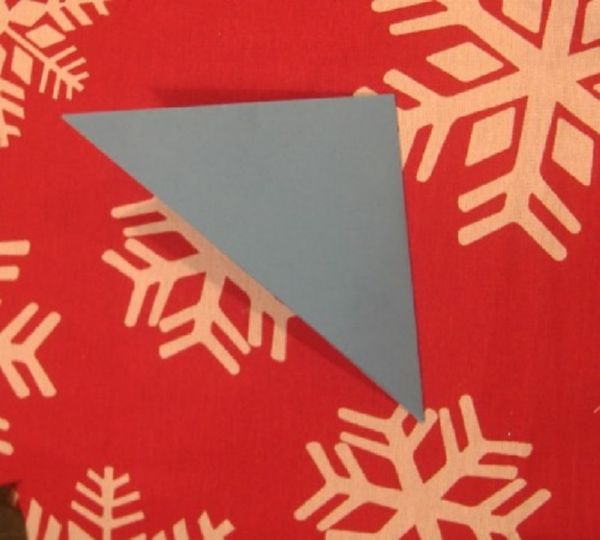 Gyönyörű hópelyhek a 2017-es újévre a saját kezükben papír - diagramok és fotók szakaszaiban. Mesterkurzusok a nagy hópelyhek gyermekeire az origami technikában