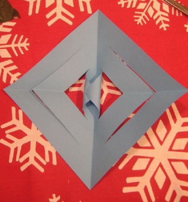 Gyönyörű hópelyhek a 2017-es újévre a saját kezükben papír - diagramok és fotók szakaszaiban. Mesterkurzusok a nagy hópelyhek gyermekeire az origami technikában