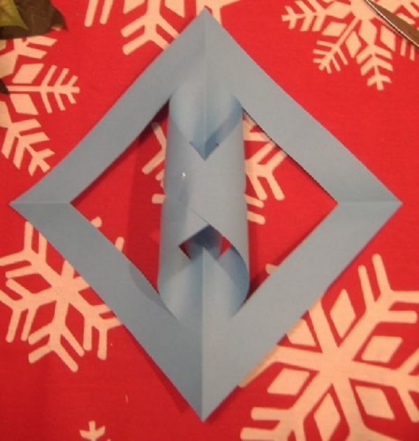 Gyönyörű hópelyhek a 2017-es újévre a saját kezükben papír - diagramok és fotók szakaszaiban. Mesterkurzusok a nagy hópelyhek gyermekeire az origami technikában