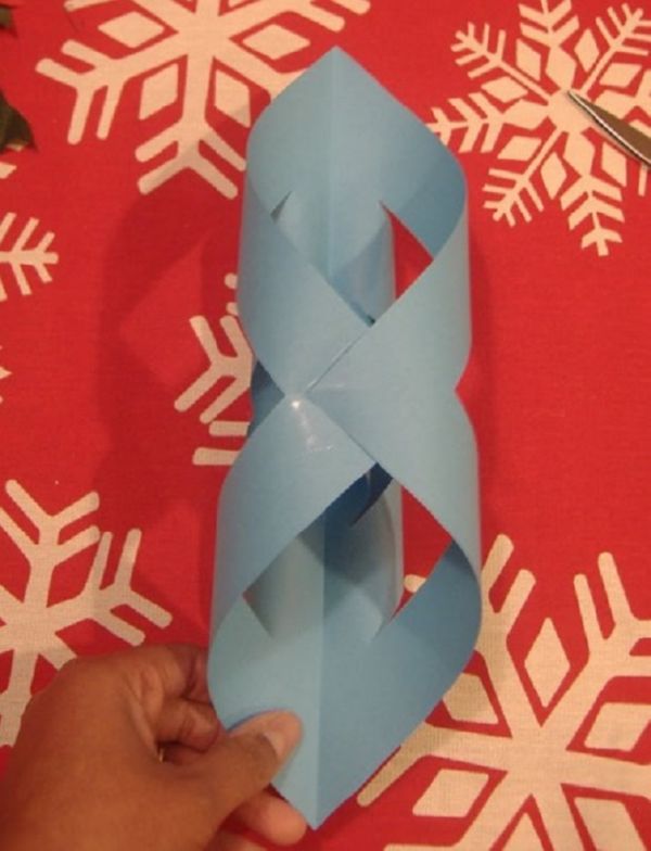 Gyönyörű hópelyhek a 2017-es újévre a saját kezükben papír - diagramok és fotók szakaszaiban. Mesterkurzusok a nagy hópelyhek gyermekeire az origami technikában