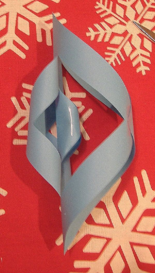 Gyönyörű hópelyhek a 2017-es újévre a saját kezükben papír - diagramok és fotók szakaszaiban. Mesterkurzusok a nagy hópelyhek gyermekeire az origami technikában