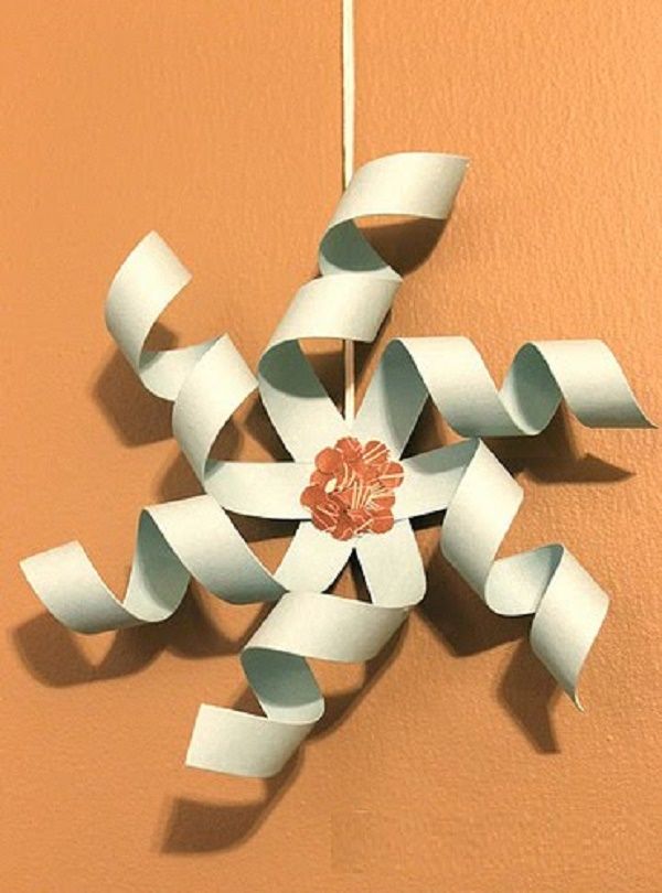 Gyönyörű hópelyhek a 2017-es újévre a saját kezükben papír - diagramok és fotók szakaszaiban. Mesterkurzusok a nagy hópelyhek gyermekeire az origami technikában