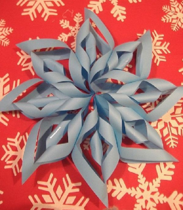 Gyönyörű hópelyhek a 2017-es újévre a saját kezükben papír - diagramok és fotók szakaszaiban. Mesterkurzusok a nagy hópelyhek gyermekeire az origami technikában