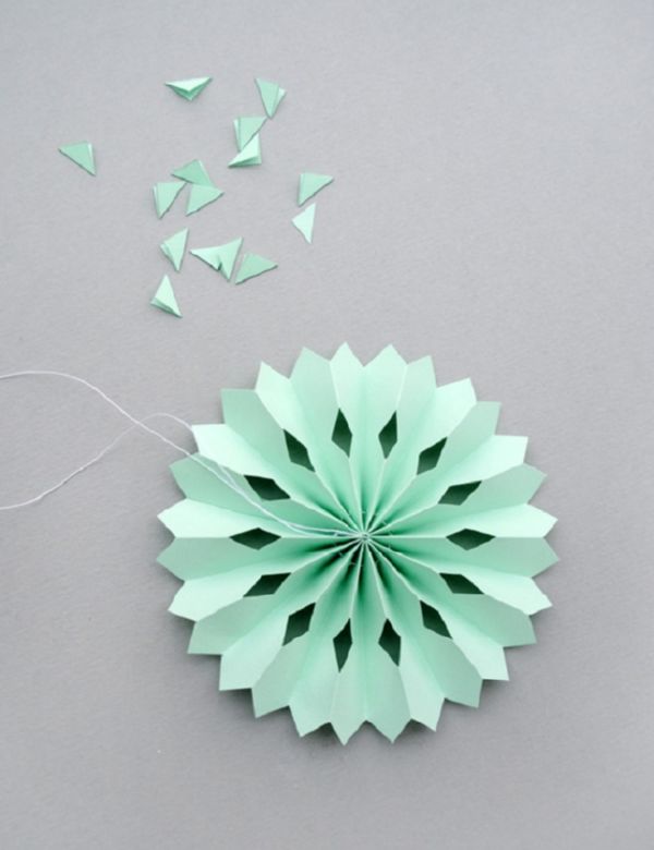 Gyönyörű hópelyhek a 2017-es újévre a saját kezükben papír - diagramok és fotók szakaszaiban. Mesterkurzusok a nagy hópelyhek gyermekeire az origami technikában