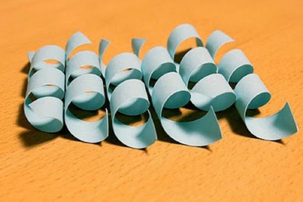 Gyönyörű hópelyhek a 2017-es újévre a saját kezükben papír - diagramok és fotók szakaszaiban. Mesterkurzusok a nagy hópelyhek gyermekeire az origami technikában