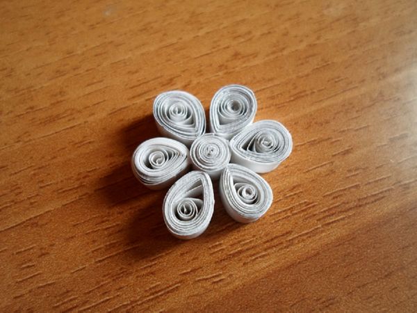 Gyönyörű hópelyhek a 2017-es újévre a saját kezükben papír - diagramok és fotók szakaszaiban. Mesterkurzusok a nagy hópelyhek gyermekeire az origami technikában