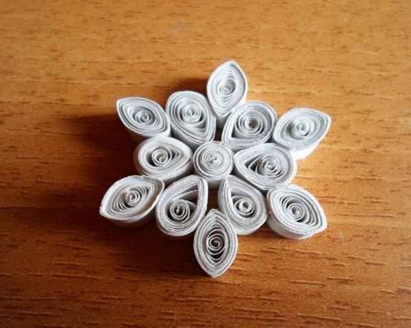 Gyönyörű hópelyhek a 2017-es újévre a saját kezükben papír - diagramok és fotók szakaszaiban. Mesterkurzusok a nagy hópelyhek gyermekeire az origami technikában