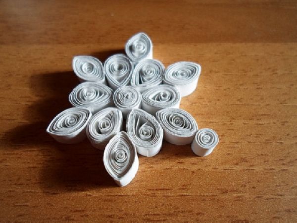 Gyönyörű hópelyhek a 2017-es újévre a saját kezükben papír - diagramok és fotók szakaszaiban. Mesterkurzusok a nagy hópelyhek gyermekeire az origami technikában