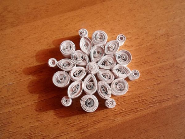 Gyönyörű hópelyhek a 2017-es újévre a saját kezükben papír - diagramok és fotók szakaszaiban. Mesterkurzusok a nagy hópelyhek gyermekeire az origami technikában