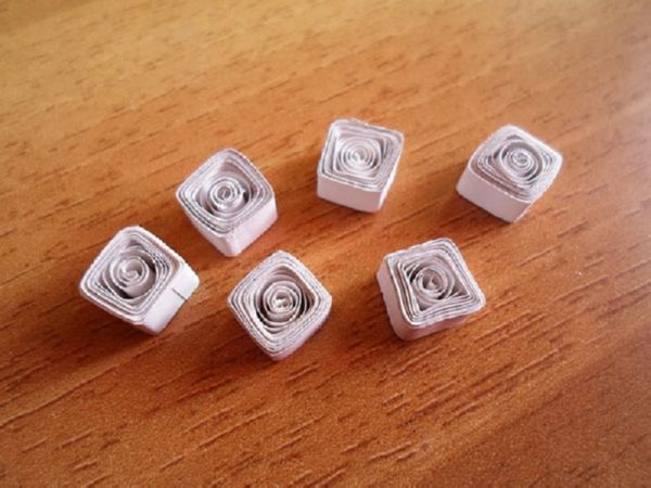 Gyönyörű hópelyhek a 2017-es újévre a saját kezükben papír - diagramok és fotók szakaszaiban. Mesterkurzusok a nagy hópelyhek gyermekeire az origami technikában
