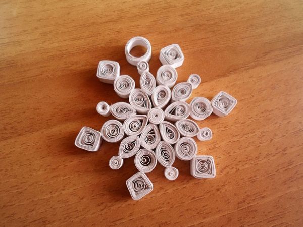Gyönyörű hópelyhek a 2017-es újévre a saját kezükben papír - diagramok és fotók szakaszaiban. Mesterkurzusok a nagy hópelyhek gyermekeire az origami technikában