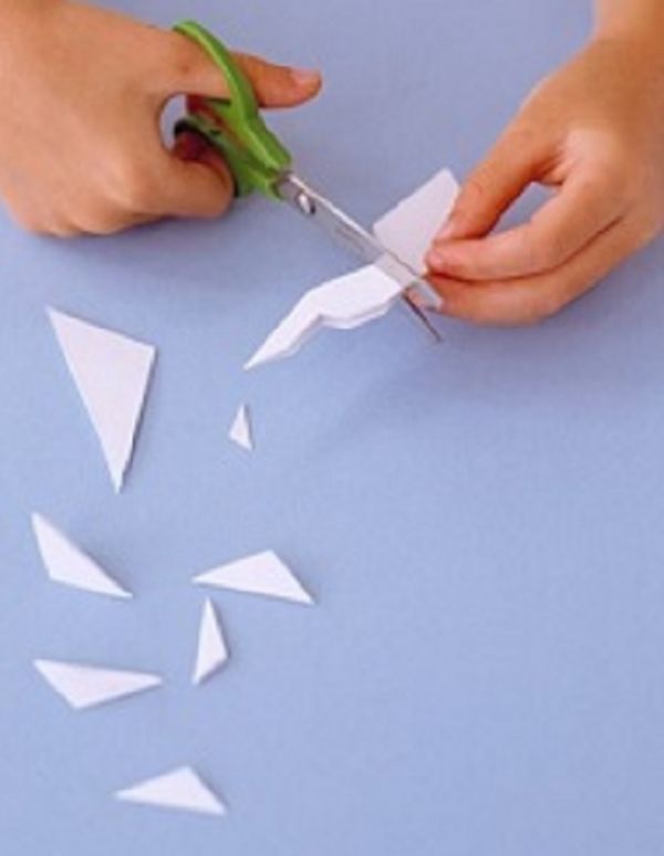 Gyönyörű hópelyhek a 2017-es újévre a saját kezükben papír - diagramok és fotók szakaszaiban. Mesterkurzusok a nagy hópelyhek gyermekeire az origami technikában
