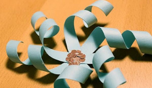 Gyönyörű hópelyhek a 2017-es újévre a saját kezükben papír - diagramok és fotók szakaszaiban. Mesterkurzusok a nagy hópelyhek gyermekeire az origami technikában