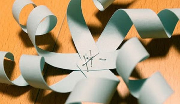 Gyönyörű hópelyhek a 2017-es újévre a saját kezükben papír - diagramok és fotók szakaszaiban. Mesterkurzusok a nagy hópelyhek gyermekeire az origami technikában