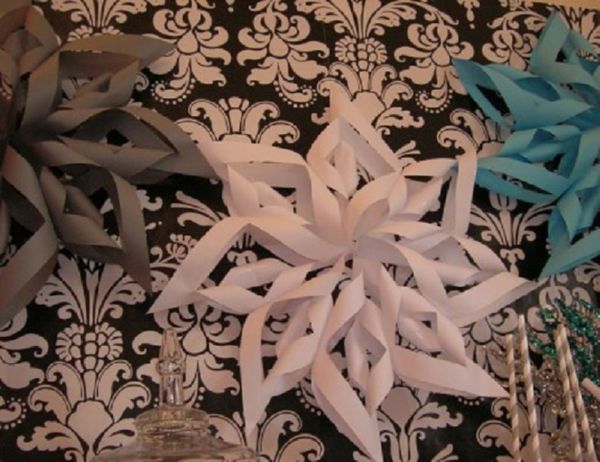 Gyönyörű hópelyhek a 2017-es újévre a saját kezükben papír - diagramok és fotók szakaszaiban. Mesterkurzusok a nagy hópelyhek gyermekeire az origami technikában