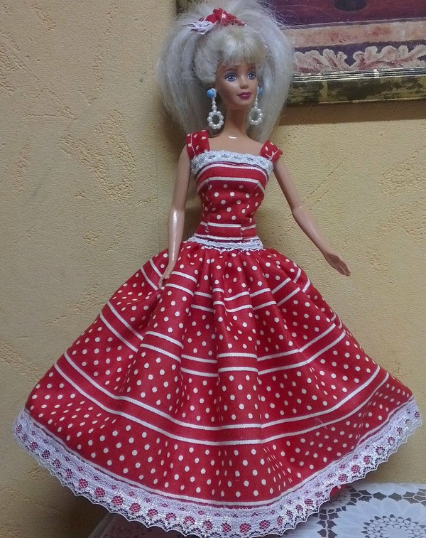 Ruhák Barbie saját kezébe - minták és minták
