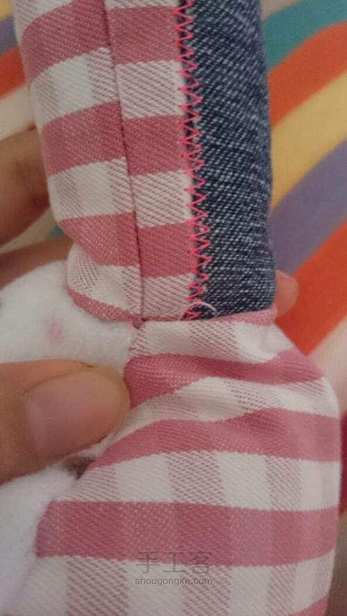 Puha játék nyuszi a saját kezével