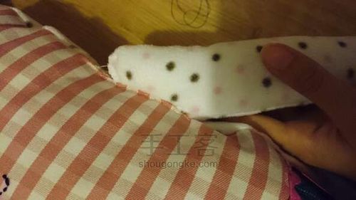 Puha játék nyuszi a saját kezével