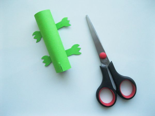 A saját kezével színezett papírból készült krokodil