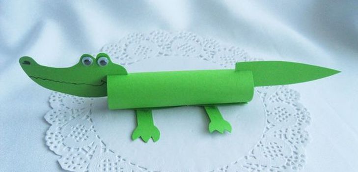A saját kezével színezett papírból készült krokodil