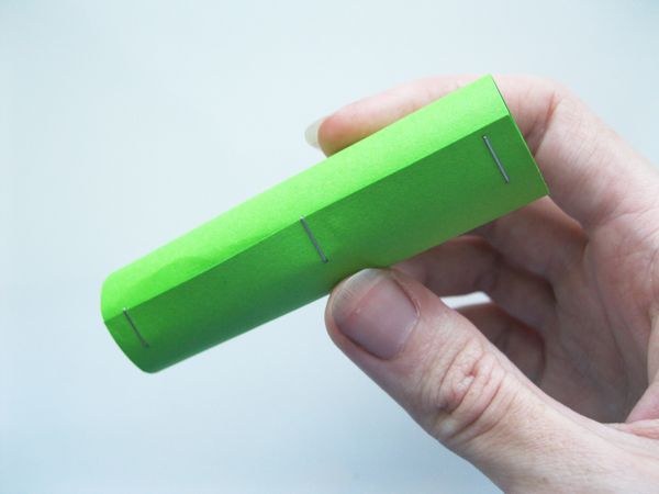 A saját kezével színezett papírból készült krokodil