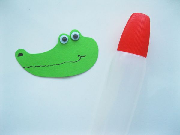 A saját kezével színezett papírból készült krokodil