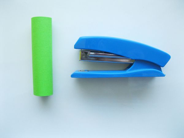 A saját kezével színezett papírból készült krokodil