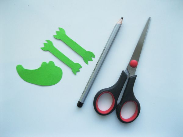 A saját kezével színezett papírból készült krokodil