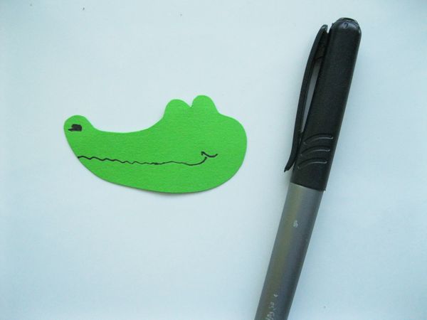 A saját kezével színezett papírból készült krokodil
