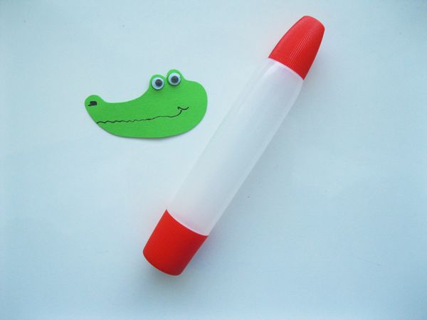 A saját kezével színezett papírból készült krokodil