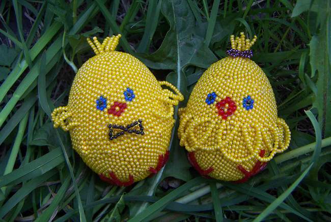 Húsvéti mesterség: gyöngyökkel fonott tojások