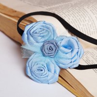 Rózsák szalagokkal a saját kezükben Rózsák szalagokkal a saját kezükben