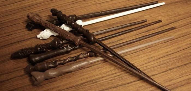 Harry Potter varázspálca saját kezében van
