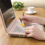 Hogyan tisztíthatom a laptop billentyűzetét?