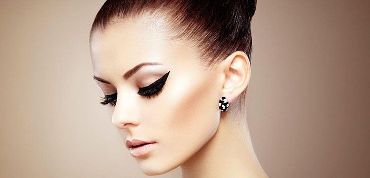 Hogyan húzzunk nyilakat az eyeliner előtt?
